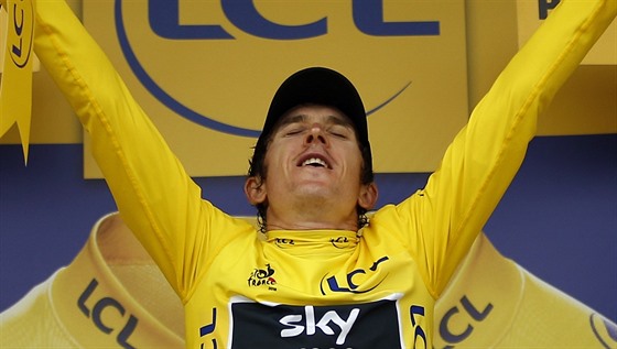 Britský cyklista Geraint Thomas si uívá slávu na pódiu Tour de France