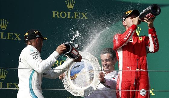 Britský jezdec Lewis Hamilton si užívá vítězství v Maďarsku. Sebastian Vettel...