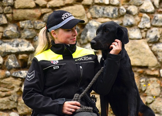Lancelot s psovodkou, městskou policistkou Lenkou Gahlerovou.