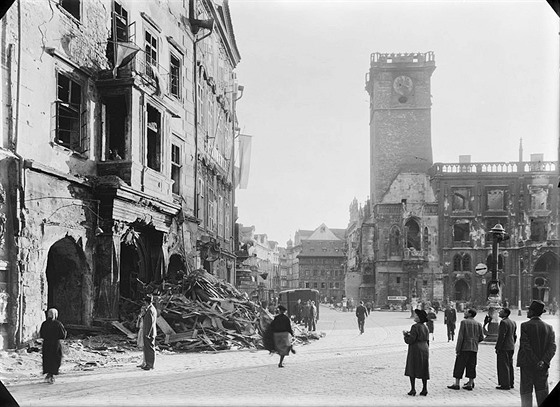 Josef Sudek: Pohled na D�m U Kamenného beránka vlevo a Starom�stskou radnici...