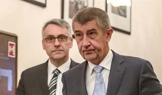 Ministr obrany Lubomír Metnar (za ANO) s premiérem Andrejem Babišem (28. června...