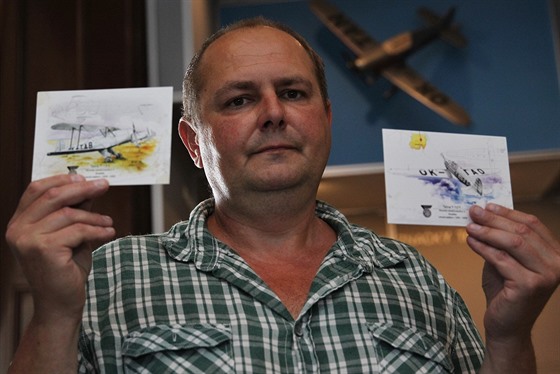 Bronislav Novosad ukazuje pohlednice vydané k připomínce letecké výroby ve...