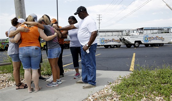 Američané se modlí za oběti nehody na vodní nádrži Table Rock Lake v Missouri,...