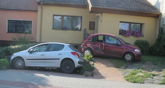 Mladík v Čejkovicích nezvládl projet zatáčkou, narazil do zaparkovaného auta a...