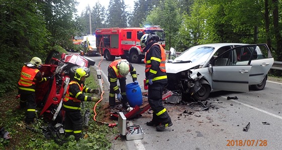 Dvě auta se srazila mezi obcí Bílá na Frýdecko-Místecku a slovenskou hranicí....