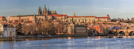 Na jese je Praha obzvlá úchvatná. V tomto období klesá poet turistov. Zaiatkom októbra má zvlátnu jesennú atmosféru. \r\n\r\n