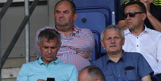 Jablonecký prezident Miroslav Pelta (vlevo nahoře) sleduje z tribuny zápas...