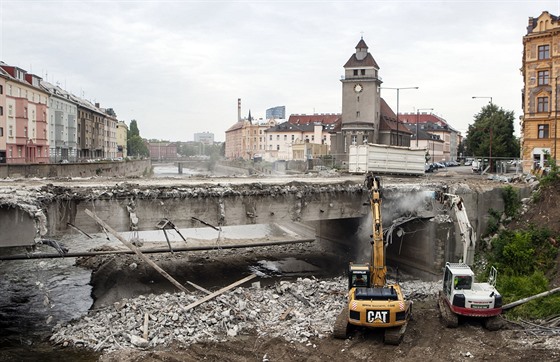 Po demolici starého mostu v Komenského ulici (na snímku) se ukázalo, e byl postaven jinak, ne se ekalo. To psobí komplikace pi stavb nového mostu.