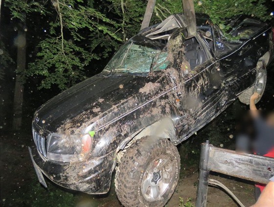 Jeep Grand Cherokee po nehodě mezi obcemi Ptenský Dvorek a Suchdol na...