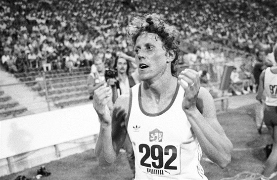 REKORD. Jarmila Kratochvílová po závod na 800 metr dne 26. ervence 1983 na...