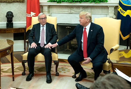 Americký prezident Donald Trump se setkal s předsedou Evropské komise Junckerem...