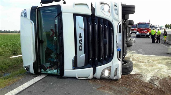 Na obchvatu Olomouce havaroval kamion, převrácená souprava silnici dočasně...