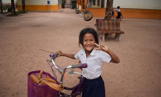 Když mají děti štěstí, mohou jezdit do školy na kole, vzdálenost z domova je...