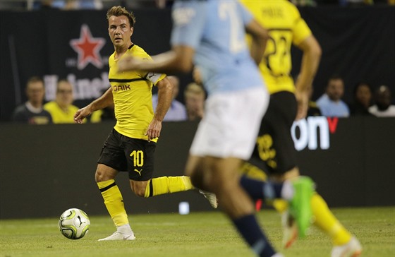 Mario Götze z Dortmundu u míče během přípravného duelu proti Manchesteru City
