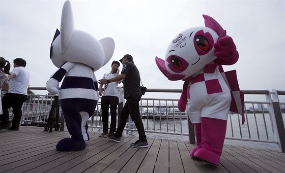Maskot olympijských her v roce 2020 v Tokiu dostal jméno Miraitowa (vlevo),...