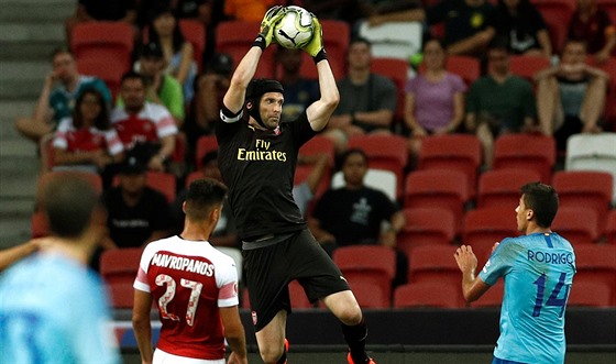 Gólman Arsenalu Petr Čech zasahuje v přípravném duelu proti Atléticu Madrid.