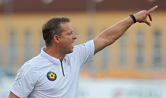 Trenér jihlavských fotbalist Martin Svdík dává pokyny.