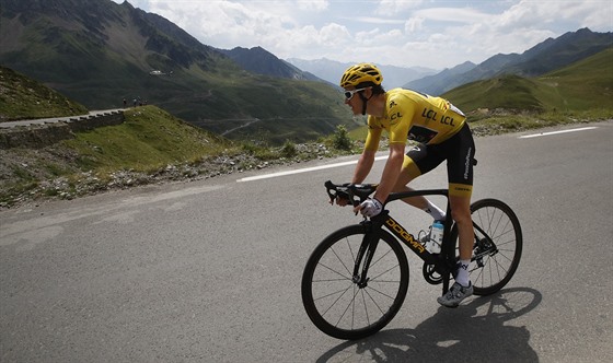 Britský cyklista Geraint Thomas na trati 19. etapy Tour de France