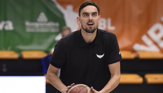 Basketbalista Tomáš Satoranský na Folimance na svém kempu pro děti.