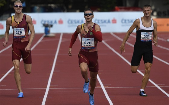 Pavel Maslák (uprostřed) ovládl běh na 400 metrů na republikovém mistrovství v...