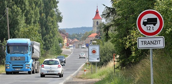 Silnici z Rokycan do Cerhovic lemují nové zákazové znaky pro tranzitní...