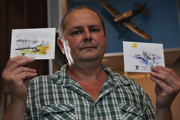 Bronislav Novosad ukazuje pohlednice vydané k pipomínce letecké výroby ve...