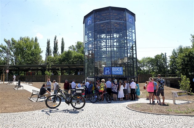 U vlakového a autobusového nádraí v Litomicích oteveli Bike Tower neboli...