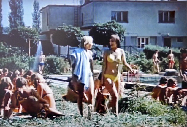 Snímek z filmu Údolí krásných ab. Zábry vznikaly mimo jiné i na koupaliti v...