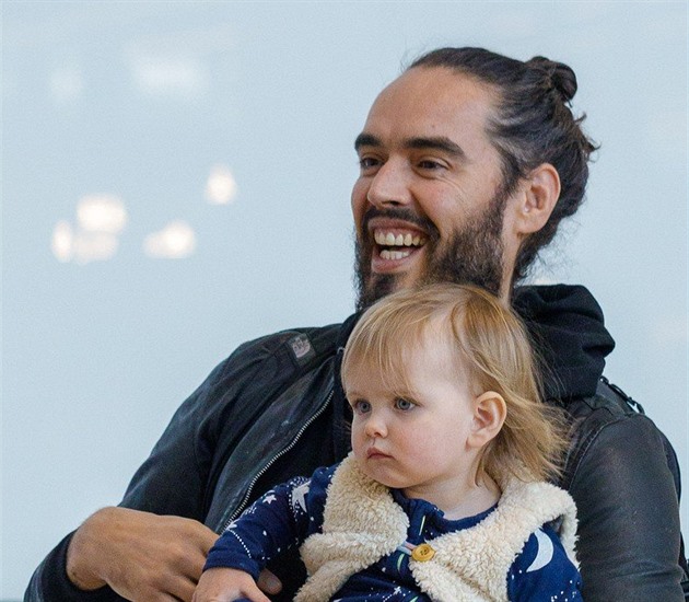 Russell Brand: Vzestupy a pád charismatického zpustlíka a konspirátora