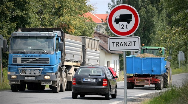 Silnici z Rokycan do Cerhovic lemují nové zákazové značky pro tranzitní...