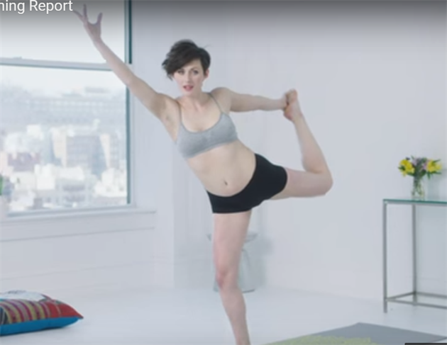 Jako většina žen v reklamě miluji ranní cvičení jógy ve spodním prádle  (video) - iDNES.cz