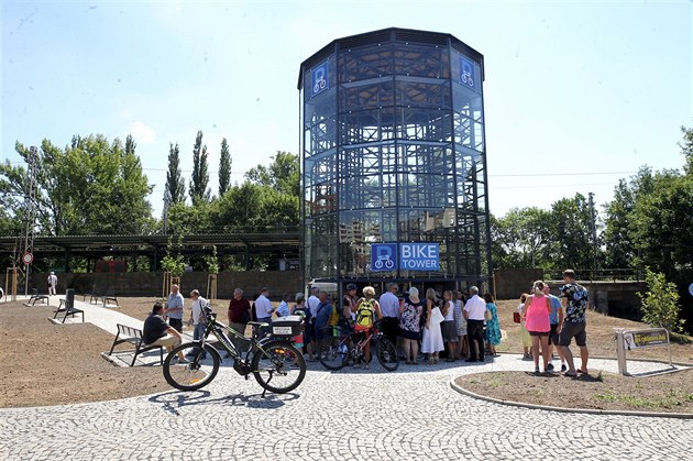 U vlakového a autobusového nádraí v Litomicích oteveli Bike Tower neboli...