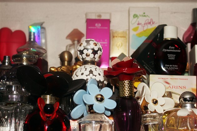 Hana tollová má ve sbírce kolem ty tisíc parfémových lahviek.