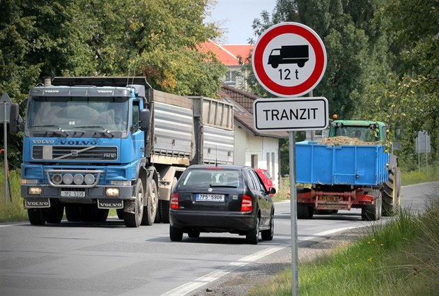 Silnici z Rokycan do Cerhovic lemují nové zákazové znaky pro tranzitní...