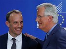 Britský ministr pro brexit Dominic Raab (vlevo) a hlavní bruselský vyjednava...