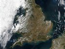 Srovnávací satelitní snímek Anglie. Horní fotografii poídily satelity 18....