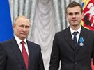Ruský prezident Vladimir Putin a fotbalista Igor Akinfejev (28. ervence 2018)