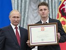 Ruský prezident Vladimir Putin a fotbalista Alexandr Golovin (28. ervence 2018)