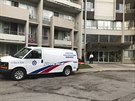 Policejní vůz parkuje před bytovým komplexem v Torontu, kde bydlel Faisal...