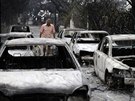 Po poárech v eckém mst Mati zbyla jen spálená auta. (24. ervence 2018)
