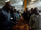 Zákazníci si na triti v Harare, Zimbabwe prohlíejí nabídku tabáku (20.7.2018)