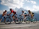 Vincenzo Nibali vede skupinu favorit� b�hem dvanácté etapy Tour de France.