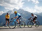 Egan Bernal za zadním kolem Mikela Landy v prbhu horské etapy Tour de France.