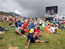 Fanouci na cílovém Col du Portet sledují prbh 17. etapy Tour de France.