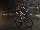 Osamocený Chris Froome tsn ped cílem 17. etapy Tour de France.
