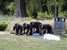 Britská policie prohledává park v Salisbury, který otrávená ena Dawn...