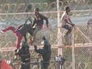 Zhruba 600 migrantů proniklo z Maroka do severoafrické španělské enklávy Ceuta....