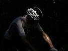 Britský cyklista Chris Froome projídí stínem bhem 14. etapy Tour de France.