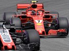 Kimi Räikkönen z Ferrari (vpravo) se v kvalifikaci na Velkou cenu Nmecka snaí...