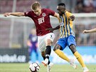 Martin Frýdek ze Sparty (vlevo) a opavský Joel Ngandu Kayamba bojují o mí v...